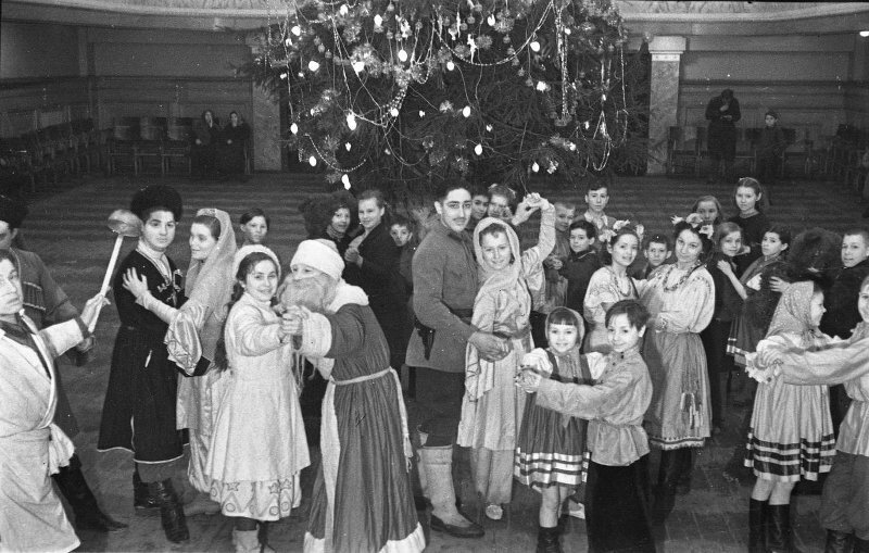 У Новогодней елки. Сергей Васин, 1940-е, из архива МАММ/МДФ.