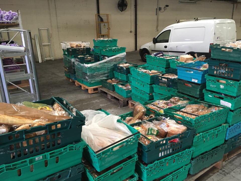 Магазин пищевых отходов. Утилизация просроченных продуктов питания. Списанные продукты. Списанные продукты на помойке.