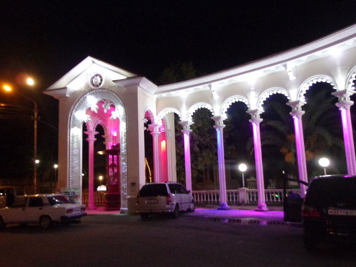 Завораживающая природа, которая поглощает Вас , как только вы пересекаете границу между Россией и Абхазией. Дорога идет по краю горы вдоль моря, пейзажи открываются наикрасивейшие. Единственное для меня печальным зрелищем было, то что вдоль побережья расположено множество заброшенных пансионатов, санаториев, которые были построены во времена СССР, в них нет окон, парки заросли, но из-за мягкого климата Абхазии здания сохранились в хорошем состоянии.