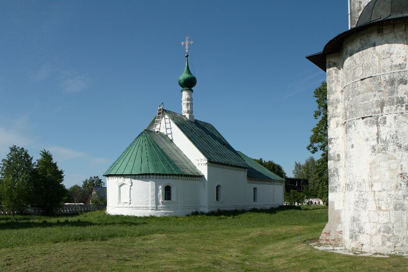 Падающая колокольня в Кидекше