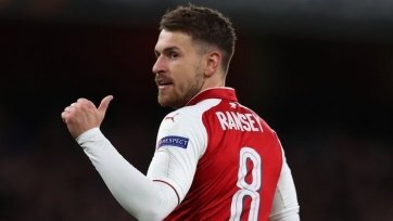 Фото: arsenal.comРанее сообщалось, что «Ювентус» договорился с Аарона Рэмзи относительно условий личного контракта, который начнет действовать с лета, когда у игрока завершится договор с «Арсеналом». По данным Calciomercato.com, туринцы намерены приблизить срок расставания игрока с «канонирами». Ради этого они готовы заплатить лондонцам 10 млн евро. Сообщается, что эта сумма не устраивает «Арсенал», который хочет в два раза больше. Ожидается, что в ближайшее время клубы постараются прийти к обоюдовыгодному соглашению.
