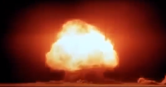 Взрыв атомной бомбы.