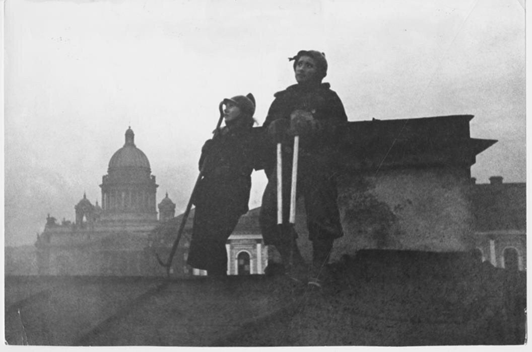 Фото: Анатолий Гаранин. Задача патруля на крышах, тушить "зажигалки" -- немецкие зажигательные бомбы.