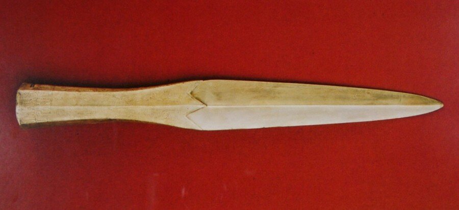 Рогатину отличает характерная форма пера – плавно заостренная, напоминающая лавровый лист. Там, где оно переходит в тулью, наконечник делался особенно мощным, устойчивым к большой нагрузке.