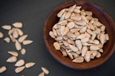 Наш край летом радует глаз и приятно удивляет цветущими полями подсолнухов, а осенью яркими красками множества тыкв на огородах. Всё потому, что в наших традициях семечки расцениваются не только в качестве еды, но и препровождения времени, снятия стресса, успокоения нервов. Мы любим разговоры под щёлканье семечек, особенно люди старшего поколения. А как быть тем, кто болеет на сахарный диабет, можно ли их при диабете 1 и 2 типа?