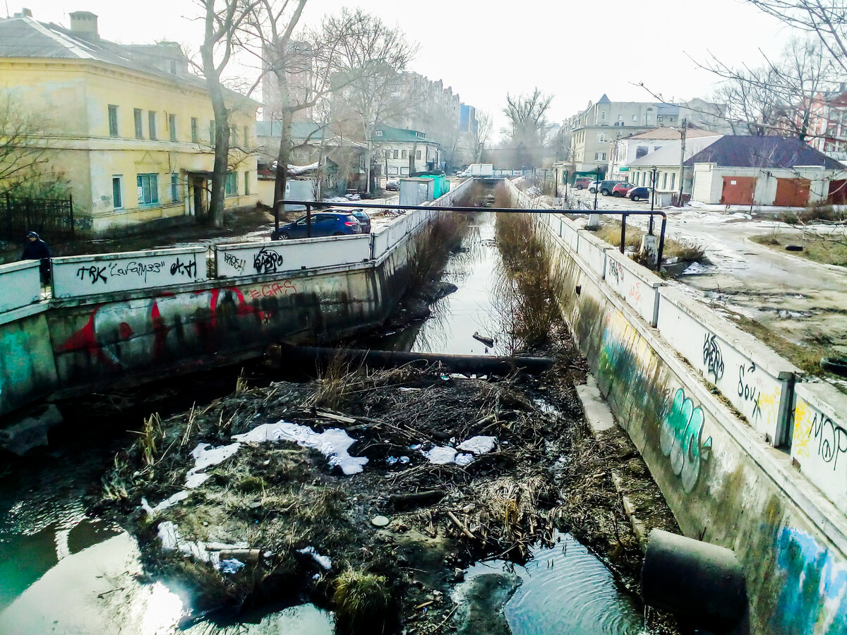 Липовка. Бетонные берега с граффити. Маленькая речка, давшая название  большому городу. | Прекрасное рядом | Дзен