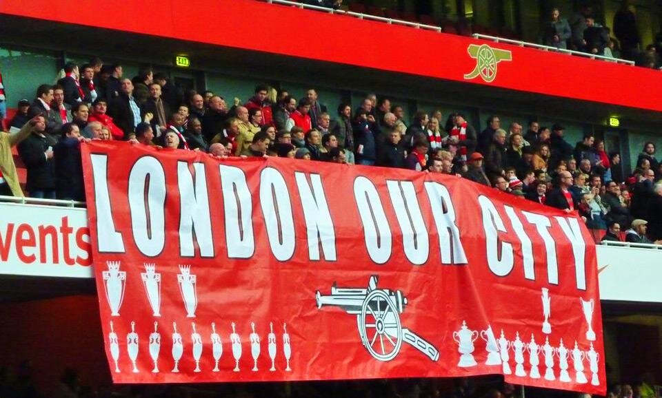 Баннер болельщиков "Арсенала" в матче с "Тоттенхэмом" на дерби северного Лондона