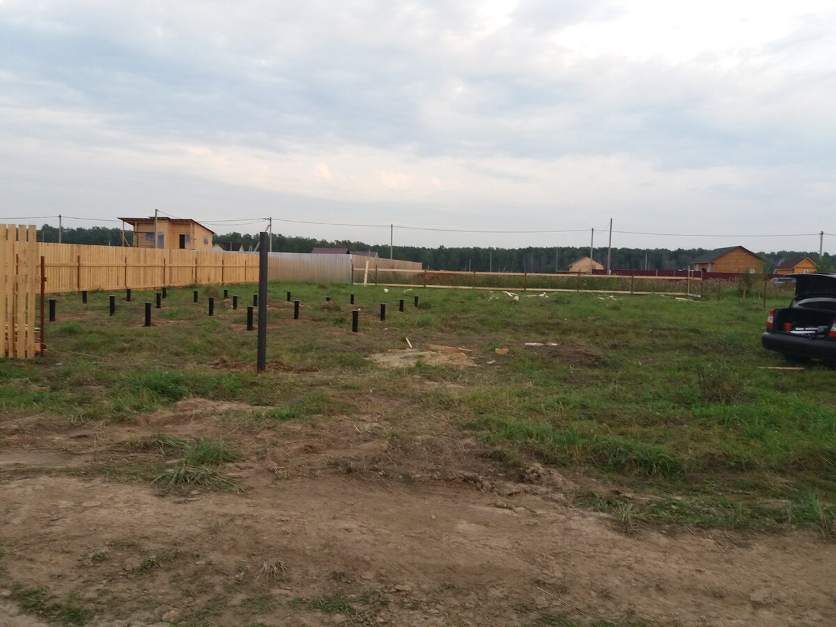 Вон тот кусок железного забора.