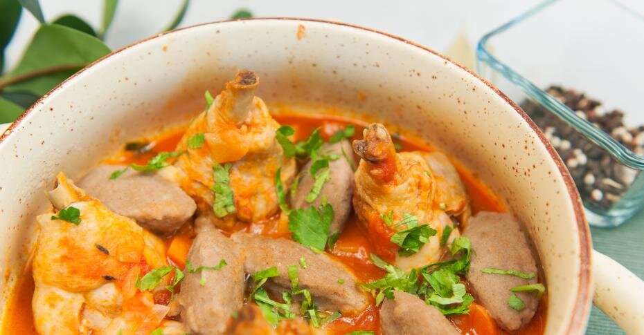 Ингредиенты: • морковь — 1 шт.
• корень сельдерея — 200 г
• лук репчатый 
• масло оливковое 
• голень куриная — 5 шт.
• сок апельсиновый — 50 мл
• измельченные помидоры в собственном соку — 200 г
• сахар тростниковый — 1 щепотка
• соль 
• корица 
• тимьян 
• лавровый лист 
• мука гречневая — 5 ст. л.
• мука пшеничная — 2 ст. л.
• вода — 150 мл
• масло растительное — 30 мл
• петрушка 