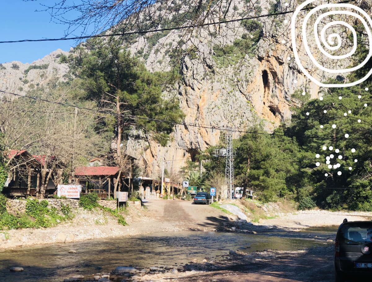 Виновата река в том, что наша машина потеряла в ней передний номер. А мы тоже немножко виноваты - заметили пропажу только через три дня 😂 Поехали узнавать как восстановить в Анталии номер. И, учитывая что владельца машины на тот момент в городе не было, это оказалось невозможно ☹️