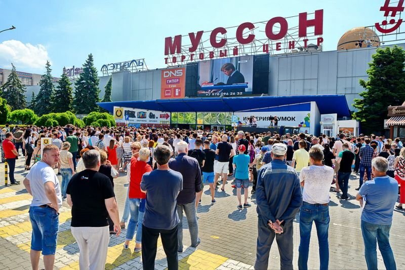Митинг у закрытого ТРЦ "Муссон" летом 2018 года. Фото: Юрий Югансон.