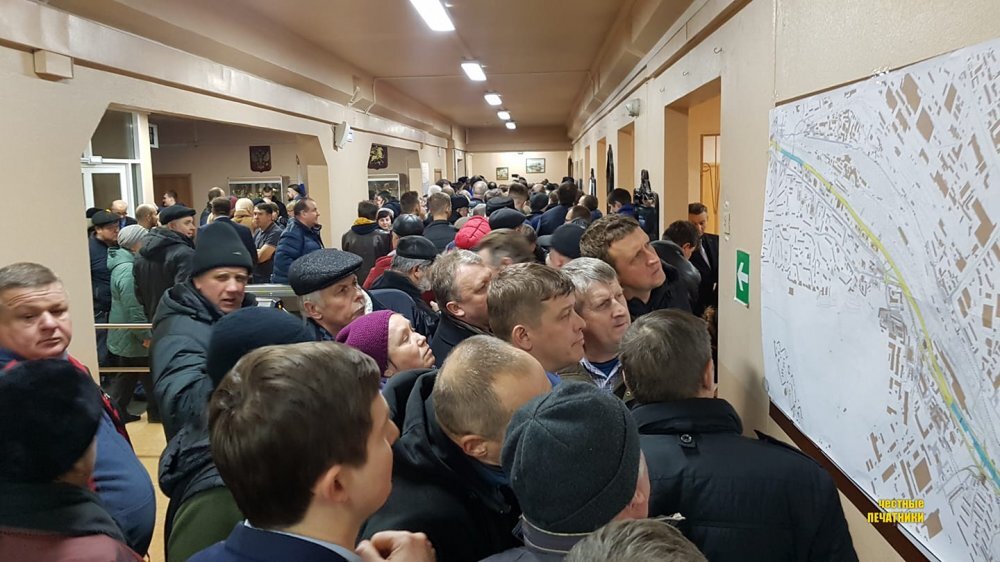 Жители района Печатники перед началом публичных слушаний по проекту Юго-Восточной хорды. Источник: www.facebook.com.  