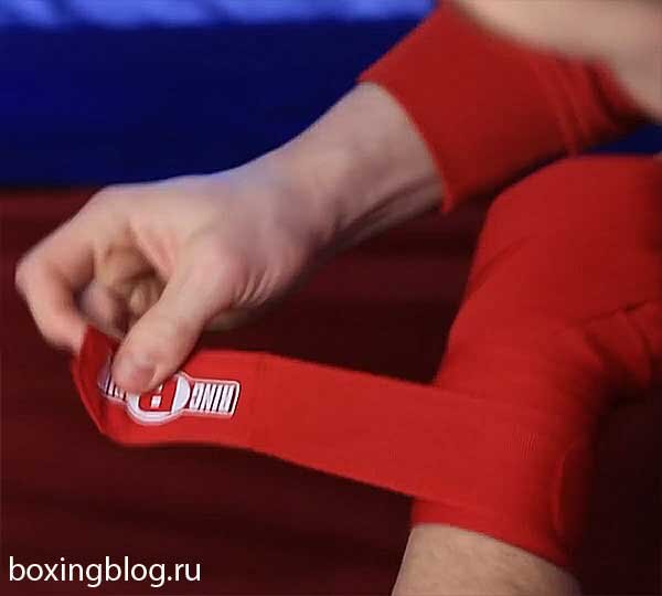 Боксер бинтует руки