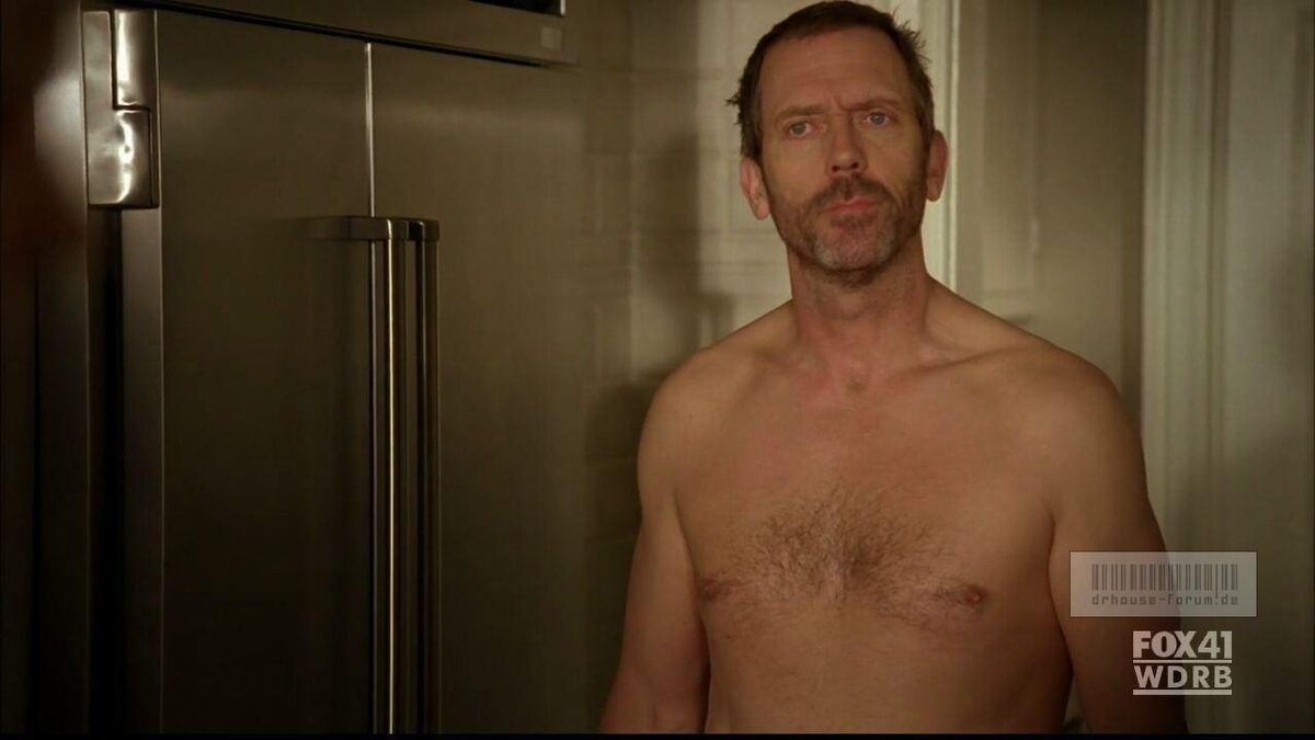 Да с таких плеч можно на салазках кататься, экие покатые они у него -подкачать бы надо, конечно. Я подозреваю, что именно об этом он и размышляет на этой фотографии, ну, оно и понятно - о чем еще мужчине думать, если не о своем внешнем виде и его улучшении? Какой женщине приятно будет с неухоженным мужчиной рядом быть? 