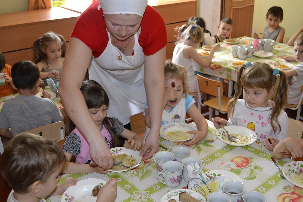 Картинка нянечка в саду