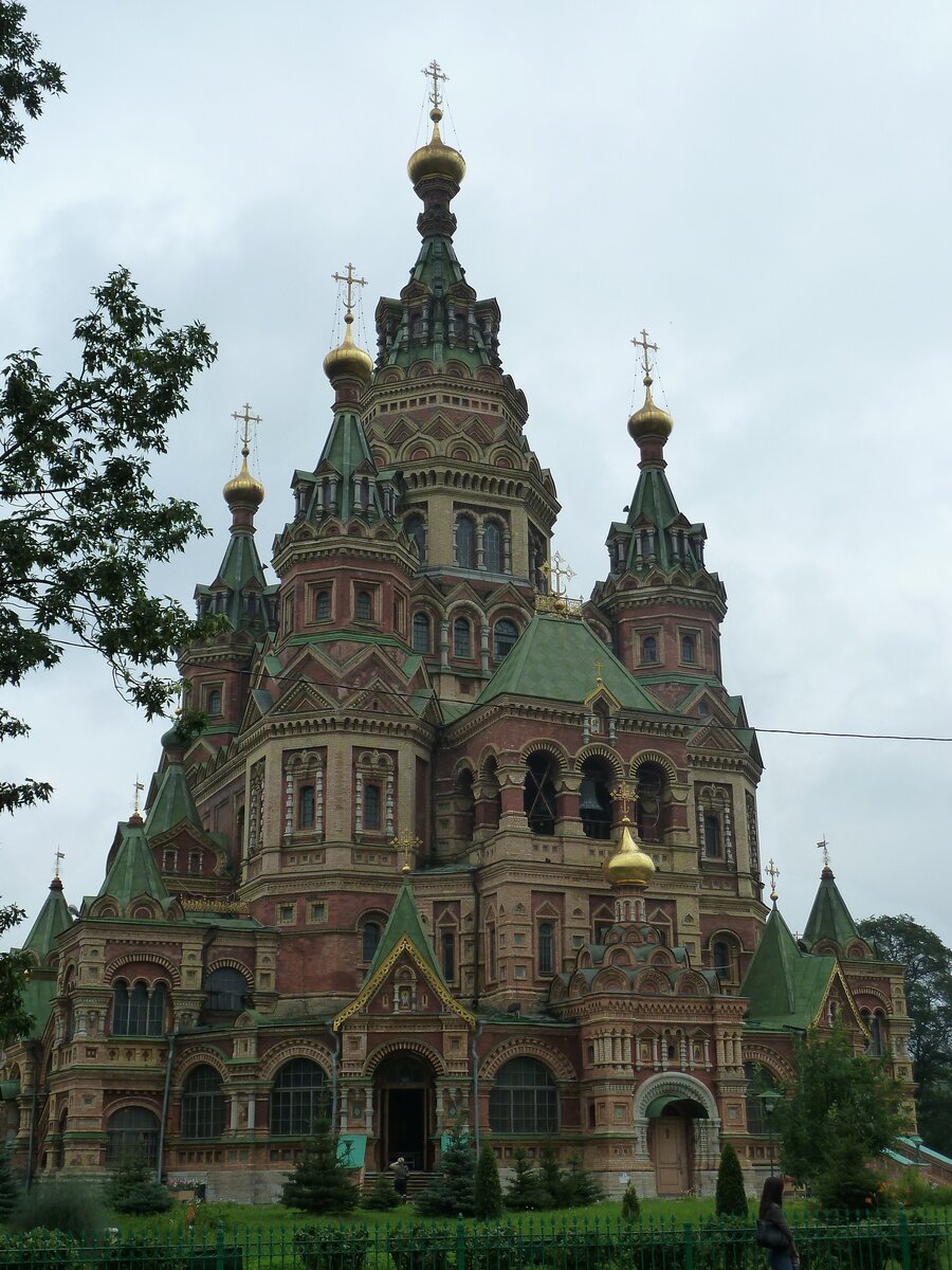 Собор святой Ксении в Санкт-Петербурге, с обзорной площадкой в башне. Здесь мы встретили только "светлые" лица и испытали умиротворение... Фото из личного архива.