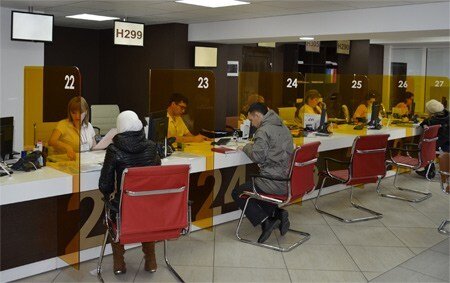 Если говорить о портале “Госуслуги”, то там удобно заполнять заявление-анкету на замену паспорта, спокойно сидя за монитором у себя дома. Там же можно оплатить госпошлину с хорошей скидкой. Но имейте в виду, что посещать территориальный орган МВД придётся в любом случае – сначала нужно будет подойти в  назначенный час, чтобы отдать нужные документы и сдать старый паспорт, а затем – явиться за готовым документом. Кстати, сделать это можно только лично, никакой ваш представитель, даже по доверенности, получить за вас паспорт не сможет.