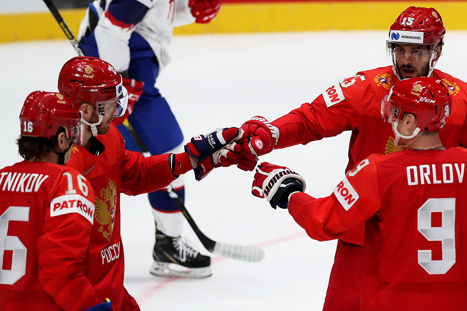   Ещё один проходной матч, в котором трудно подобрать достойный вариант из-за ужасных коэффициентов. Сборная Австрии в последние годы исполняла роль лифта, но на ЧМ-2018 пересилила Беларусь и осталась в элите. Разумеется, баланс сил очевиден и шансы на сенсацию минимальны. 
Как итог, даже победа сборной России с форой "-4" идёт за смешные 1.44. Пожалуй, самый очевидный вариант в такой ситуации — не трогать эту встречу и подобрать событие поинтереснее. Россияне будут действовать в своё удовольствие, искать и наигрывать сочетания, экспериментировать со звеньями. В общем, готовиться к большим матчам. 

Старт турнира получился примерно таким же, каким и ожидался: не ослепляющая, но уверенная победа (5:2). Убойное большинство, огромный потенциал в атаке со смелыми подключениями Дмитрия Орлова, а также внушительное количество брака, несколько простых ошибок в обороне и выпавшее четвёртое звено. 

Словом, вполне рабочий старт на долгом турнире, где нет никакого смысла раньше времени выходить на пик. Скорее всего, встреча с Австрией получится похожей на прошлую игру. С той лишь разницей, что уровень взаимодействия и чувство льда немного улучшатся. 

Сборная Австрии — весьма скромная команда со слабой линией обороны и малоизвестным вратарями, хотя пара достоинств у неё всё же имеется. Прежде всего — опыт. В команде достаточно возрастных игроков, которые много повидали, знают себе цену и стабильно держат свой уровень. Пусть он и не самый высокий. 

Второй козырь — Михаэль Раффль из «Филадельфии». Добротный нападающий уровня НХЛ, который в отсутствие Томаса Ванека (уже привычном) будет главной звездой коллектива с внушительным айстаймом. Раффль тоже немолод (30 лет) и тоже стабильно набирает свои 20-30 очков за сезон уже шесть лет подряд. 

Сборная России стартовала на ЧМ-2019 на сутки раньше, этот фактор тоже может сказаться. Учитывая громадную разницу в исполнительском мастерстве, ждём победу хозяев в 4-6 шайб. Россиянам на следующий день играть с Чехией, так что они наверняка постараются побыстрее снять все вопросы. 

Гол сборной России в первые 10 минут за 1.73, П1 с форой "-1,5" в первом периоде за 2.00 — вполне достойные варианты. Кроме того, любопытно выглядит П2 по броскам в створ с форой "+23,5" за 2.04. Россияне стараются разыгрывать шайбу до верного и не стремятся лупить по воротам из любой позиции.