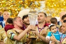 Анюков посвятил золото отцу, Дзюба исполнил мечту. Как праздновал «Зенит»Что происходило в чемпионской раздевалке петербургской команды.