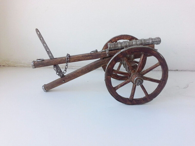скорее всего на корабле было что-то вроде подобного орудия, только без колесного лафета