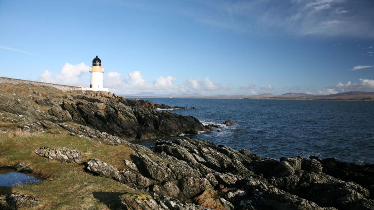 Айла шотландия. Laphroaig distillery isle of islay scotland. Остров айла фото. Остров айла фото. Остров айлей шотландия.