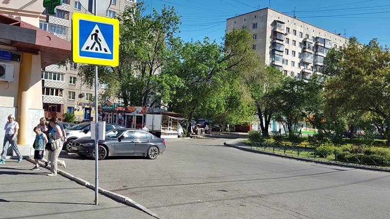 Если посмотреть на стоянку беглым взглядом, то можно даже не понять, по какой причине машины забирают на эвакуаторе. 