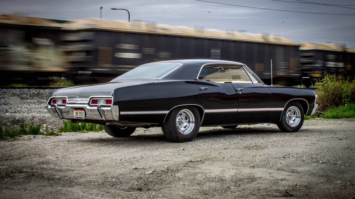 МОгу ошибаться и для вас моё сравнение покажется странным, но хороший такой маслкар, это как жирный бургер, с картошкой и холодной колой. Не соглашайтесь и быть может это всё потому, что я хочу кушать, но вот так я вижу американскую мечту. Причём эта Импала была действительно мечтой, ведь у её версия  SS427 расшифровывалась, как Super Sport). 