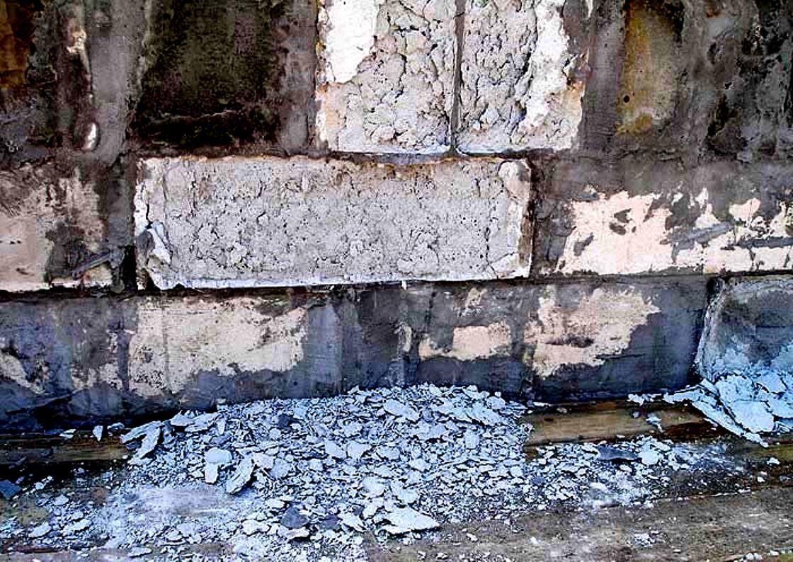 Разрушение блоков. Бетонный блок разрушенный. Доломит блоки. Трещины в газобетоне под окнами. Разрушение пеноблока.