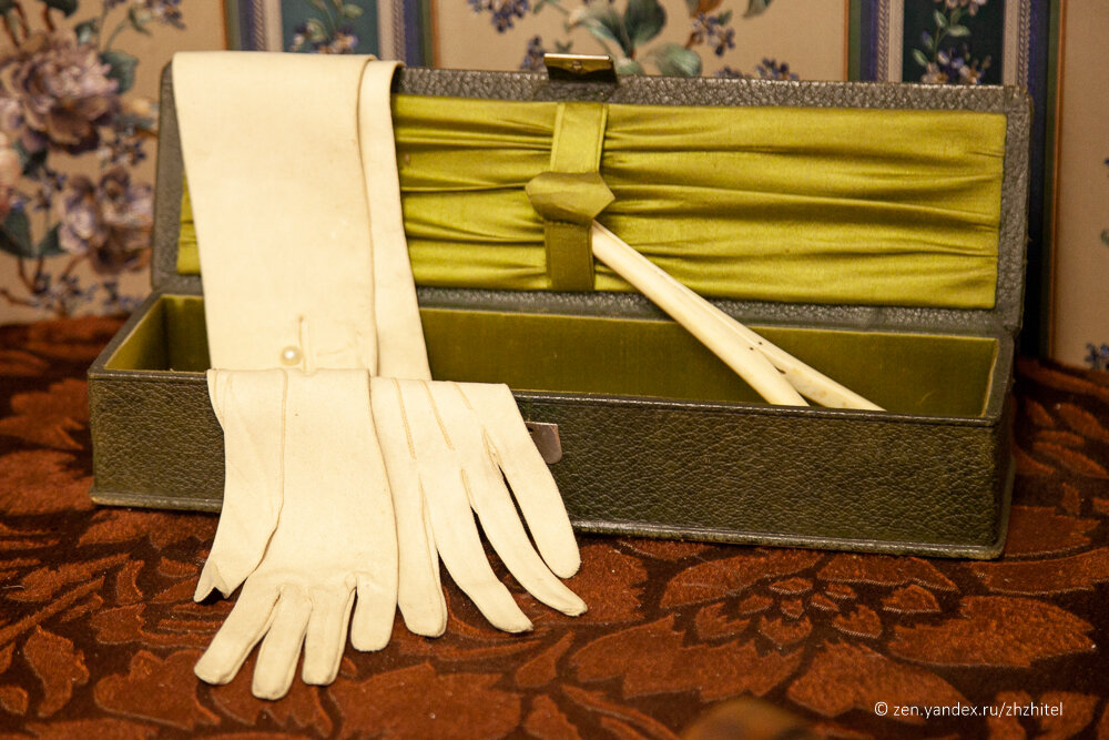 Перчаточный ящик, перчатки для бала и щипцы из слоновьей кости.