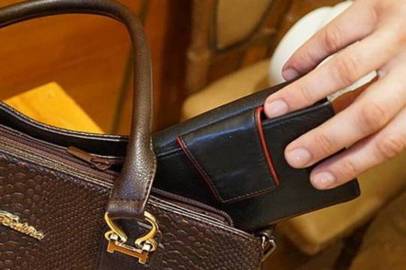 Рука тащит кошелёк, фото из поиска