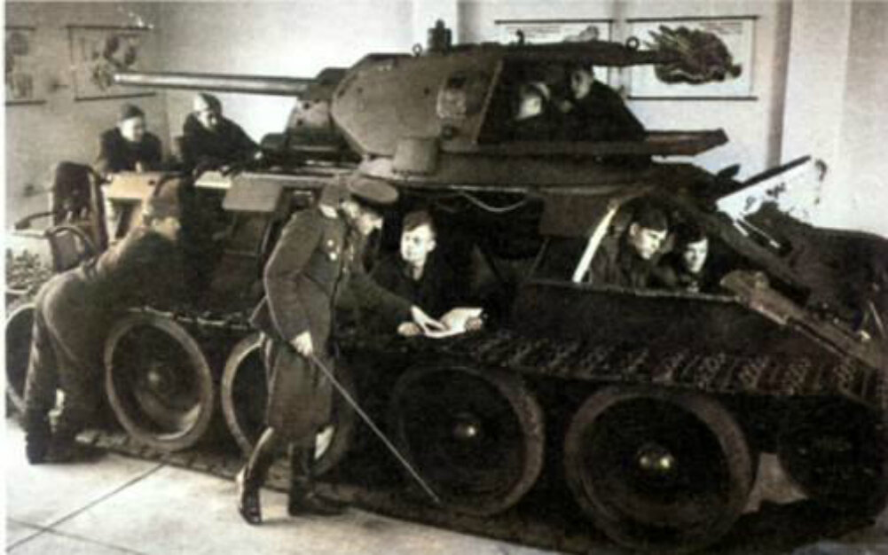 Курсанты одного из танковых училищ изучают конструкцию танка Т-34 по так называемому разрезному образцу, выполненному из танка Т-34 обр. 1941 г. производства СТЗ. 1946 г. Фотография использована в качестве иллюстрации.