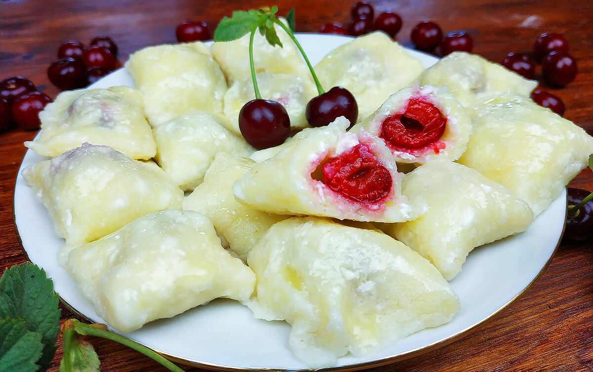 Вареники со сливочным маслом. Вареники с фруктовой начинкой. Сладкий вареник. Вареники с вишней. Вареники с творогом и вишней.