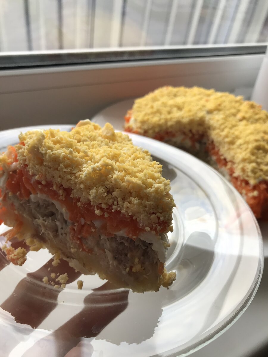 Салат в разрезе (каждый слой пропитан майонезом)