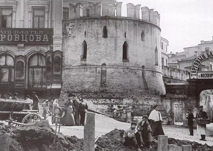Справа вывеска Челышевских бань.  public domain