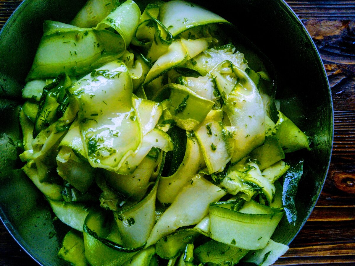 Кабачки, маринованные с мёдом и чесноком