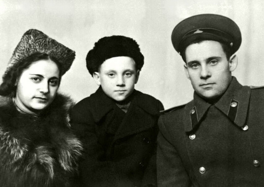  Маленький Володя Высоцкий с отцом и мачехой (мамой Женей). С родной мамой у отца Высоцкого отношения не сложились