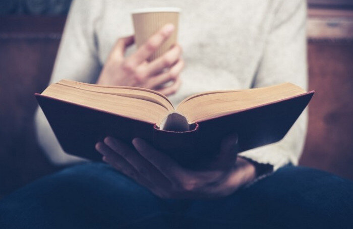 Ричард Брэнсон — Урок, который я извлек и которому следую всю жизнь, состоял в том, что надо пытаться, и пытаться, и опять пытаться — но никогда не сдаваться. Это слова, которые крутятся у меня в голове уже не первую неделю! Вчера ко мне добавился ещё один проект по продаже детских «наборов художника». Я не думал что это будет так сложно. Так как я в нашей «банде» занимался проектом по криптовалюте и продажей машинок, самокатов живым людям. Было ошибочным мнение, что я выполняю самую сложную работу! И вот настал момент когда я не много разгрузился и появилось свободное время, решил взять на себя ещё один проект который давно был в разработках "Набор художника".
Я начал изучение с нуля, с желанием во всём разобраться сам и отказывался от какой-либо помощи со стороны ребят, это моя большая ошибка. Когда я упёрся в тупик по разделу «реклама» и судорожно бегал по дому пытаясь поймать хоть малейшую мысль как решить проблему, моя энергия закончилась, руки опустились и наступило состояние когда посылаешь всё и всех!
И вот я сижу на диване и листаю ленту в контакте с мыслями, что я самое бесполезное существо во вселенной. И тут натыкаюсь на паблик на который был подписан очень давно. Брэнсон первое что я увидел в этом паблике и сразу вспомнил его книгу «К чёрту всё! Берись и делай!» и началось самое интересно! В голове резко стали появляться мотивационные цитаты, какие-то мысли Брэнсона из его книги, например – деньги – это средство для достижения цели, а не сама цель! Бах, что-то внутри меня взорвалось и безграничный поток энергии вырвался наружу. Появилось сразу тысячи мыслей как решить мою проблему и благодаря этому я смог сделать даже больше чем было запланировано. Вот она мотивация, вот она энергия твоего пути!
Хочу выразить большую благодарность людям которые пишут книги где, делятся своим личным опытом! Занимайтесь своим развитием, Если тело – это то что мы кушаем. То мысли – это, то что мы читаем! А как я считаю мысли строят нашу реальность…
Всем добра и энергии!