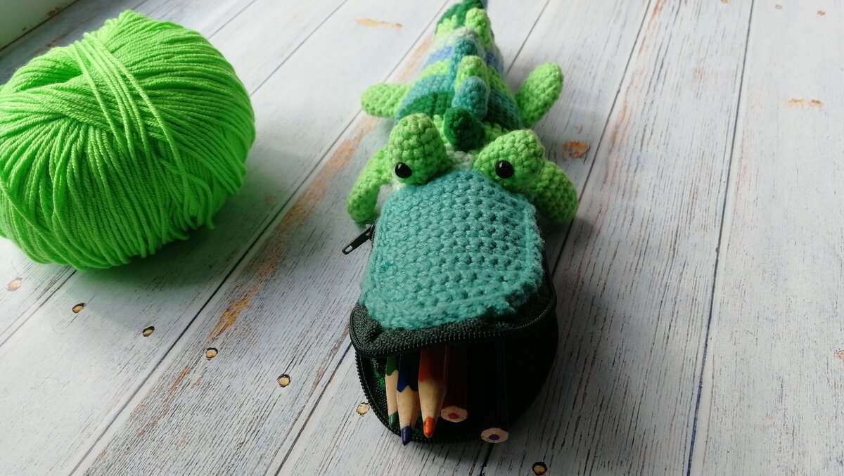 На фото видна неидеально вшитая молния.