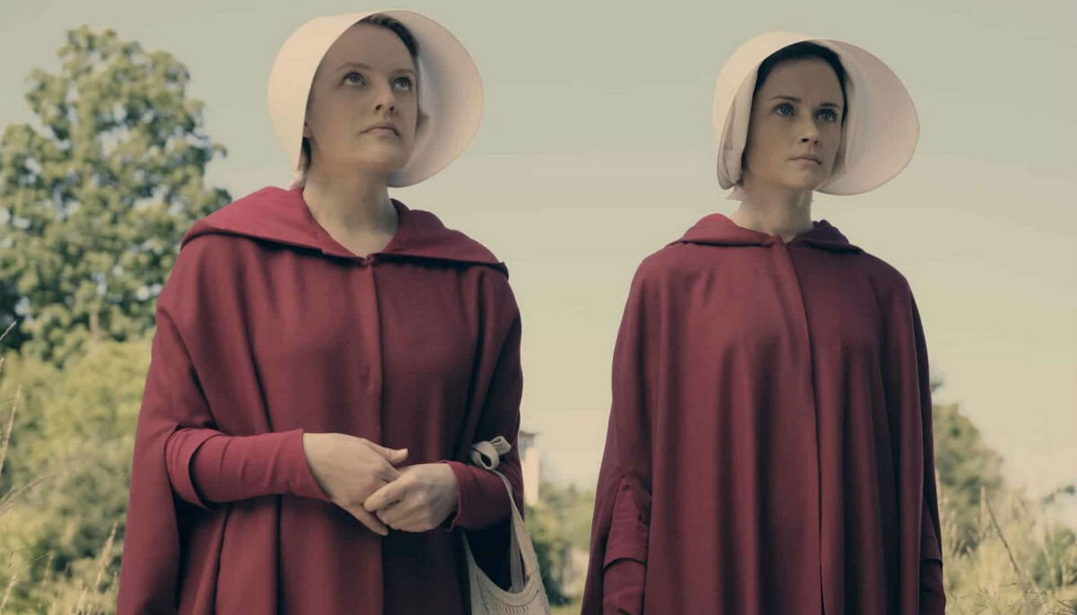 Нашумевший сериал «Рассказ служанки» создан по одноименному роману-антиутопии канадской писательницы Маргарет Этвуд (издан в 1985 году). Автор не относит свое произведение к жанру научной фантастики, предпочитая термин speculative fiction. По ее словам, книги первого рода описывают вещи, которые не могут пока произойти, вроде путешествия в другую вселенную. В то время как действие ее произведения происходит на Земле, и некоторые тенденции в обществе уже существуют. Писательница просто довела их до логического завершения. Сериал расширил и углубил картину.