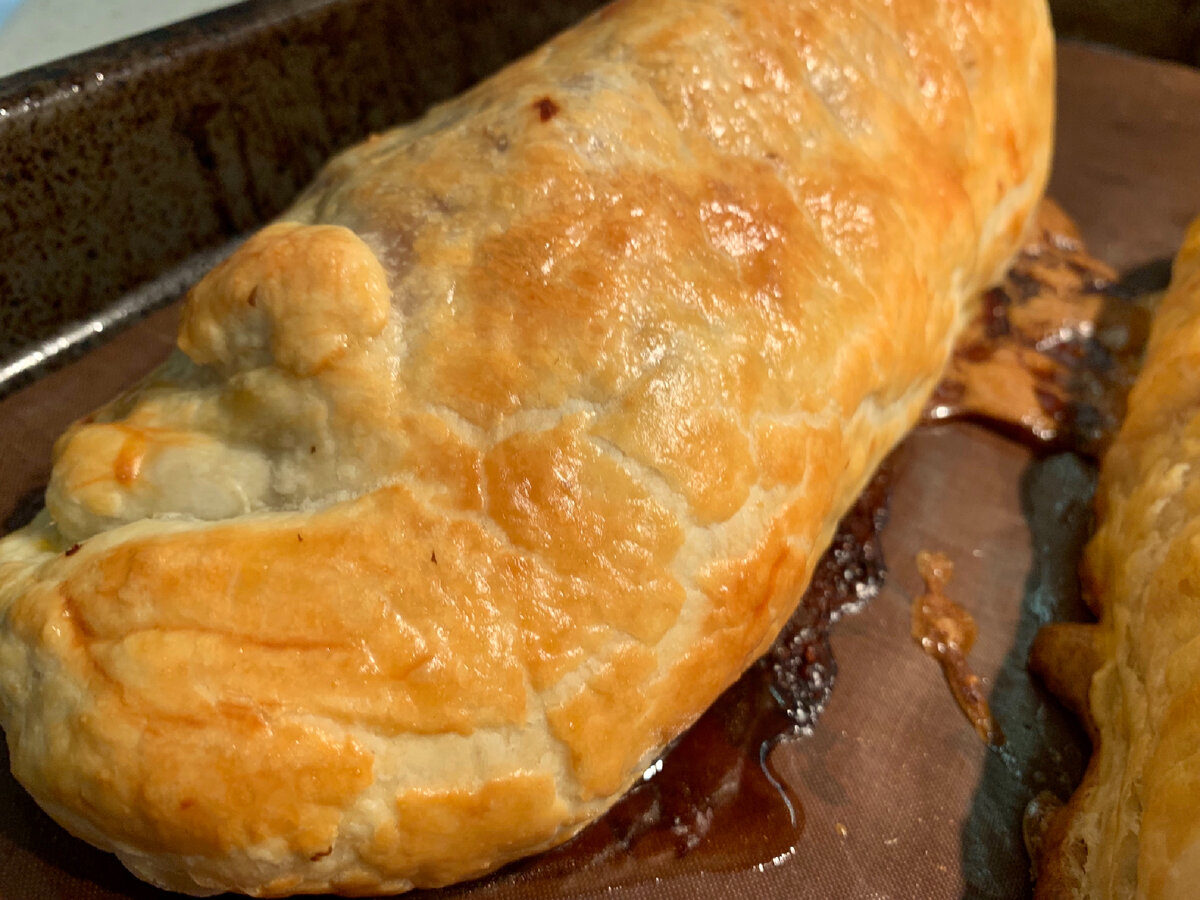 Фото автора канала "Еда из-под ножа". Готовая свиная вырезка под шубой.