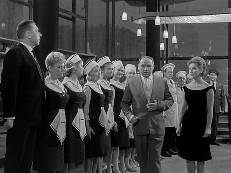 кадр из фильма "Дайте жалобную книгу"