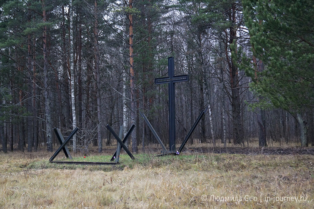 Памятник ВОВ - крест из рельсов