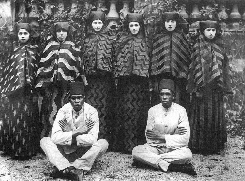 Женщины гарема и евнухи, охраняющие их. Источник изображения открытая база "Яндекс. Картинки".