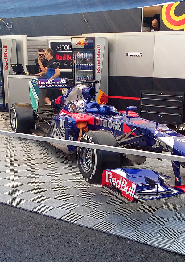 Болид Toro Rosso уже почти готов атаковать в повороте.
