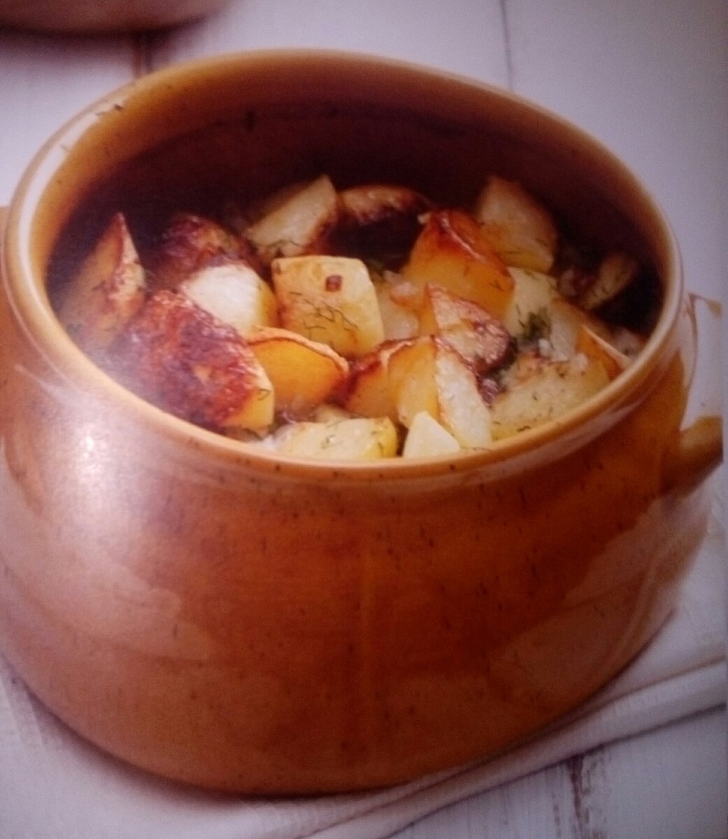 Белорусская кухня:   Тушанка простая. Для приготовления нужно взять 1 кг. картофеля, 50 г. сала, по 1 ст. ложки зелени петрушки и укропа, 1 луковицу, 0,5 стакана воды.  ПРИГОТОВЛЕНИЕ:  Сырой картофель порезать на бруски или крупные кубики и на противне или широкой сковороде смазанной салом обжарить на сильном огне до золотистой корочки, часто переворачивая. Как только образуется корочка ещё полусырой картофель сложить в глиняной горшок или кастрюлю засыпать мелко нарезанной зеленью, луком и остатками сала, посолить долить кипятком, закрыть крышкой  и поставить в духовку примерно минут на 15-20. Готовую Тушанку едят с огурцами( свежими и солёными), квашеной капустой. Приятного всем аппетита!