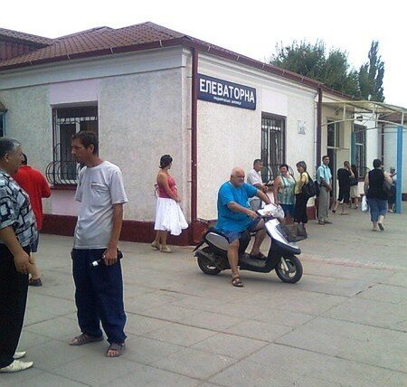 возле рынка в одном из поселков Крыма 2011 год
