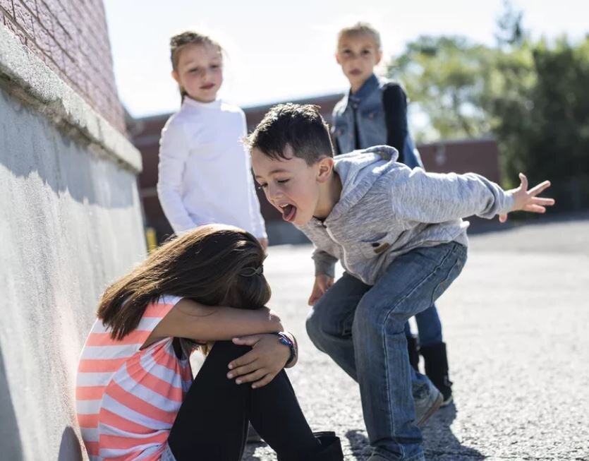 мальчика обижают в школе. обижают сверстники. конфликт подростков в школе. травля в школе. обижают сверстники.