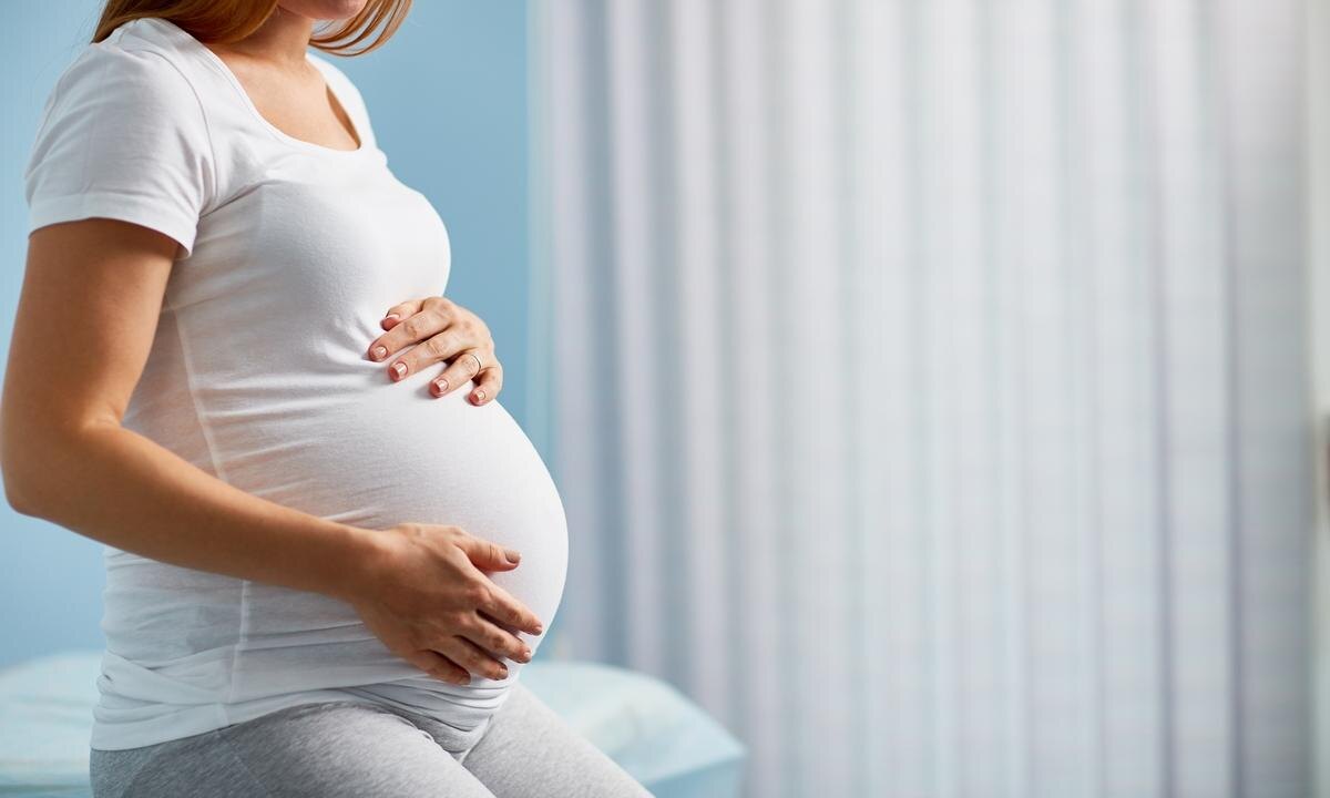 Удивительная вещь, которая может показать, насколько вы плодовиты.
Женщины, борющиеся с фертильностью, по понятным причинам хотят знать, почему у них возникают проблемы с беременностью - и не всегда есть ответы. Но одно новое исследование позволило исследователям раскрыть одну потенциально ключевую часть головоломки о фертильности: костный мозг.
В исследовании, проведенном учеными Йельского университета и опубликованном в журнале PLOS Biology, исследователи обнаружили, что при оплодотворении яйцеклетки стволовые клетки из костного мозга проходят через кровоток в матку женщины. Эти стволовые клетки создают важные изменения в слизистой оболочке матки - изменения, которые необходимы эмбриону для имплантации.
Как вы, вероятно, знаете, эмбрион должен быть имплантирован в слизистую оболочку матки (эндометрий), чтобы создать беременность.
«Мы всегда знали, что для беременности необходимы два вида вещей», - сказала д-р Хью Тейлор, старший автор и молодой профессор акушерства, гинекологии и репродуктивных наук Аниты О'Киф в Йельском университете, в пресс-релизе. «У вас должны быть яичники, чтобы сделать яйца, и у вас должна быть матка, чтобы получить эмбрион. Но зная, что костный мозг играет важную роль, это смена парадигмы ».
Это особенно хорошая новость для женщин с проблемами с эндометрием или тех, кто пережил повторную потерю беременности. Это свидетельствует о том, что трансплантаты костного мозга могут в конечном итоге использоваться для лечения эндометрия и улучшения фертильности.
«Это тяжелое состояние здоровья», - говорит Тейлор в пресс-релизе. «Когда у вас есть поврежденный эндометрий, приводящий к бесплодию или повторной потере беременности, слишком часто мы не можем это исправить. Костный мозг можно считать еще одним важным репродуктивным органом. Это открытие открывает новые потенциальные возможности для лечения состояния, которое было неизлечимо в прошлом ».