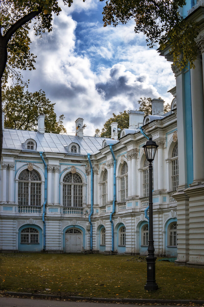 Петербургский государственный университет факультеты. Смольный институт в Санкт-Петербурге. Смольный СПБГУ здание. Институт благородных девиц здание в Петербурге. Институт благородных девиц здание.