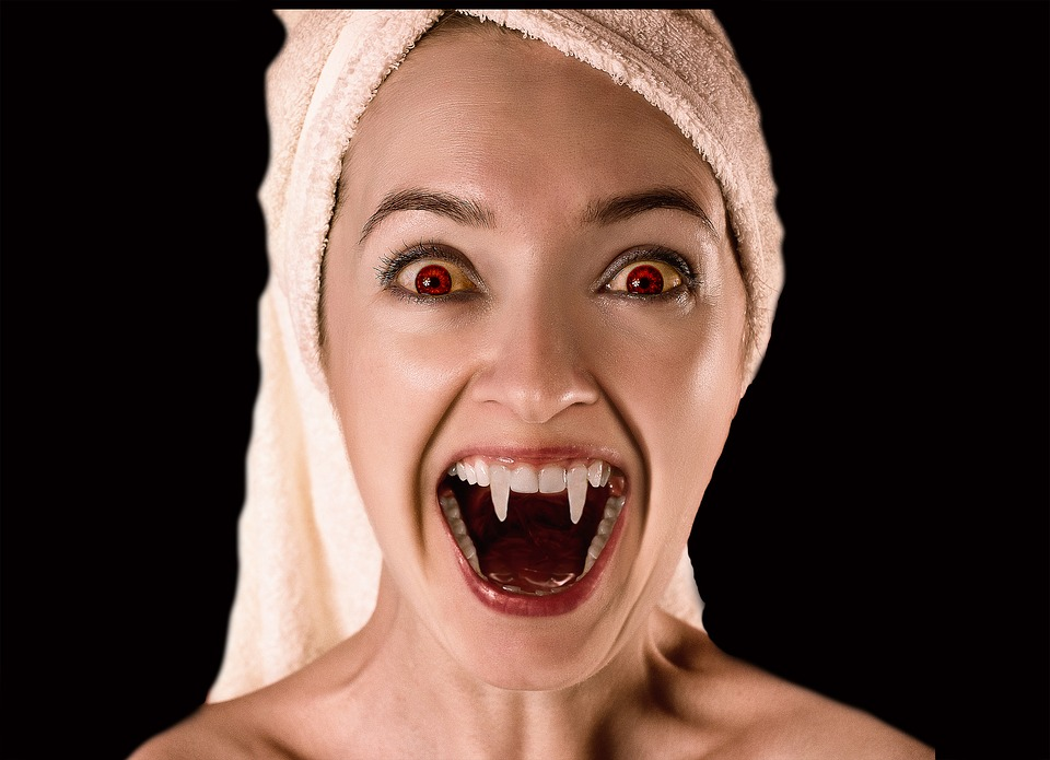 https://pixabay.com/photos/vampire-woman-croc-%C5%93il-red-2115396/